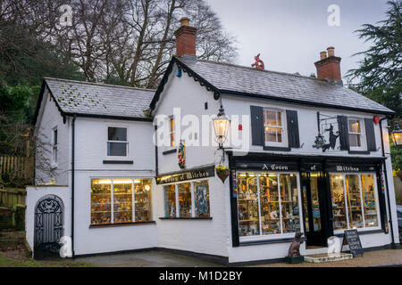 "Congrega di streghe " new age shop a Burley in un giorno di pioggia nella nuova foresta, Hampshire, Inghilterra, Regno Unito Foto Stock