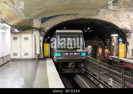 Paris Métro metropolitana treno in arrivo alla stazione della metropolitana di Pigalle, Paris, Francia Foto Stock