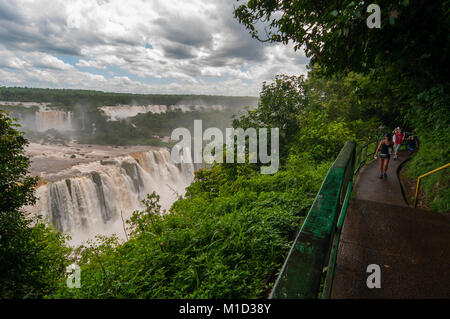 I turisti che visitano Iguaçu cascate sul confine Brazil-Argentina, Iguaçu Parco nazionale dello Stato del Paraná, Brasile Foto Stock