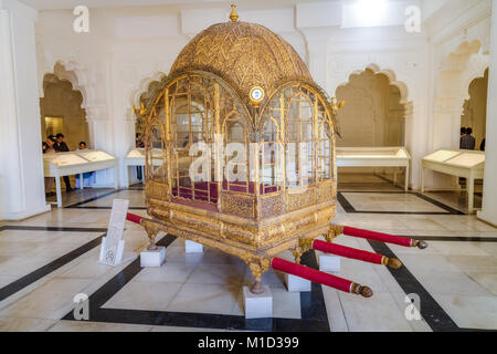 Antica royal gold palanquin (modalità di trasporto) in mostra presso il Museo di Forte Mehrangarh, Jodhpur, Rajasthan in India. Foto Stock