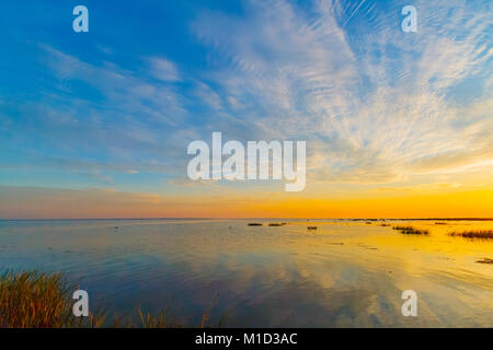 Sunrise colori nel Delta del Danubio dove canale di Sulina soddisfare Mar Nero in Romania. Vista dal kayak. Foto Stock