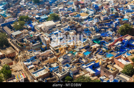 Vista aerea della città indiana di Jodhpur come visto dalla parte superiore del Forte Mehrangarh a Jodhpur, Rajasthan, India. Foto Stock