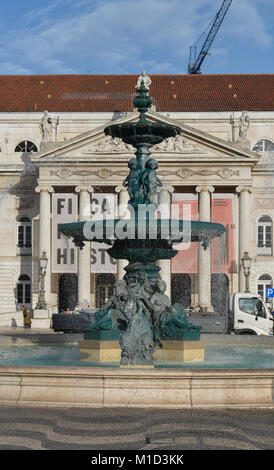 Fontana, Teatro Nazionale "Teatro Nacional D. Maria II', Piazza Rossio, Città Vecchia, Lisbona, Portogallo, Springbrunnen, Nationaltheater 'Teatro Nacional D Foto Stock