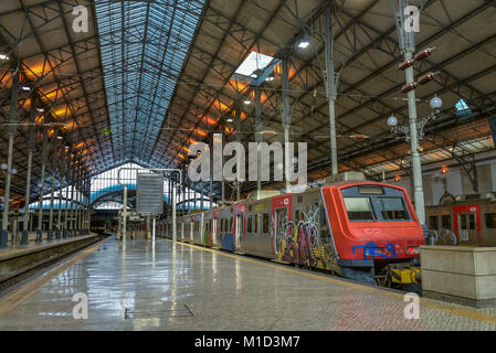 Caminhos De Ferro de stazione ferroviaria piattaforma, 'Estacao do Rossio', Rossio, Lisbona, Portogallo, Bahnsteig, Bahnhof 'Estacao de Caminhos de Ferro do Rossio Foto Stock