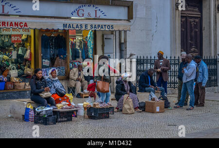 I migranti, Punto di vendita, Largo São Domingos, Lisbona, Portogallo, Migranten, Verkaufsstand, Largo Sao Domingos, Lisbona Foto Stock