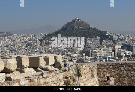 Blick von der Akropolis zum Berg Lykavittos, Athen Griechenland, Foto Stock