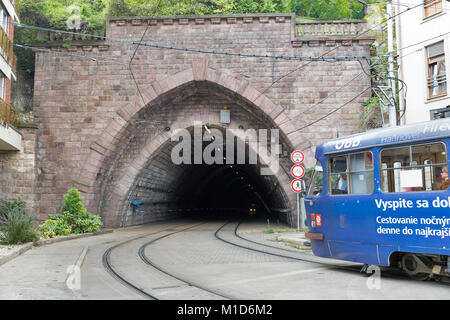 BRATISLAVA, Slovacchia - 25 settembre 2017: Blu city tram delle unità nel tunnel sotto la collina del castello. I mezzi di trasporto pubblico a Bratislava è gestito da D Foto Stock