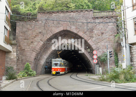 BRATISLAVA, Slovacchia - 25 settembre 2017: Rosso city tram dischi dal tunnel sotto la collina del castello. I mezzi di trasporto pubblico a Bratislava è gestito da fare Foto Stock