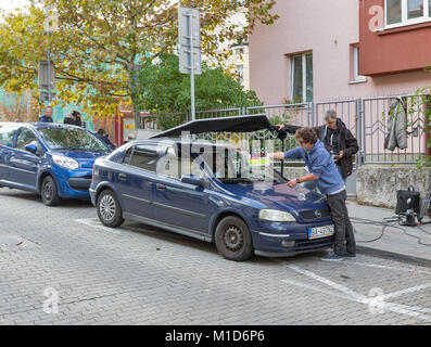 BRATISLAVA, Slovacchia - 25 settembre 2017: Film equipaggio del team le riprese di film scena sulla strada esterna posizione nel centro cittadino. Foto Stock