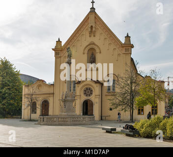 BRATISLAVA, Slovacchia - 25 settembre 2017: la gente a piedi nella parte anteriore del St. Stephens chiesa nella città vecchia. Con una popolazione di circa 450 000, Bratislava è Foto Stock