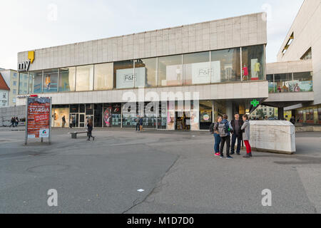 BRATISLAVA, Slovacchia - 25 settembre 2017: la gente a piedi nella parte anteriore del mio Bratislava shopping mall sulla piazza Kamenne. Con una popolazione di 450 000, Bratis Foto Stock