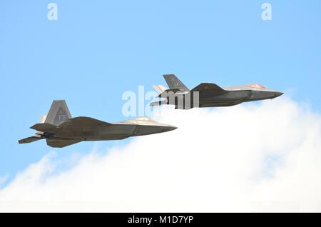 Il USAF Lockheed Martin F Raptor e F-35un fulmine II Stealth Fighter getti Foto Stock