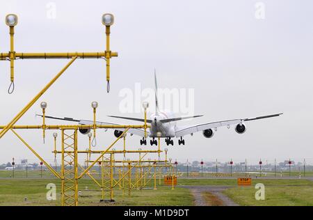 EMIRATES Airbus A380 attorno alla Terra su pista 18C all'aeroporto di Amsterdam Schiphol Foto Stock