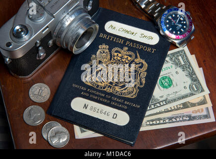 Un tradizionale blu hard cover Regno Unito (British) passaporto rilasciato negli anni ottanta. Foto Stock