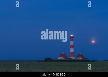 In Germania il più famoso faro Westerheversand nelle paludi salmastre del Mare del Nord, Westerhever, Frisia settentrionale, Schleswig-Holstein, Germania, Europa Foto Stock