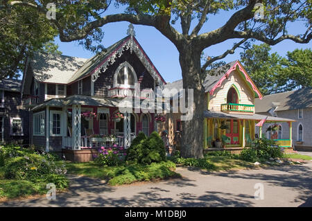 Cottages in ex Wesleyan Grove (1835) storicamente una religiosa comunità d'estate. Ora noto come Martha's Vineyard Campmeeting Assoc. Foto Stock