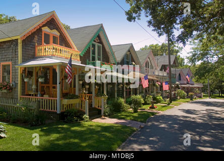 Cottages in ex Wesleyan Grove (1835) storicamente una religiosa comunità d'estate. Ora noto come Martha's Vineyard Campmeeting Assoc. Foto Stock