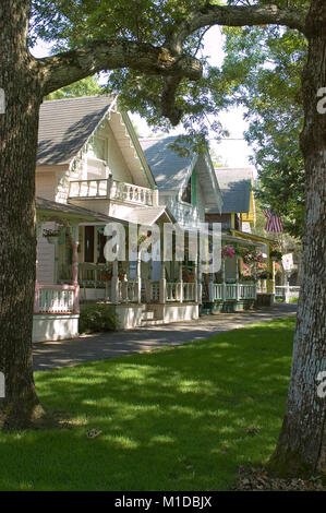 Cottages in ex Wesleyan Grove (1835) storicamente una religiosa comunità d'estate. Ora noto come Martha's Vineyard Campmeeting Assoc. Foto Stock