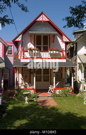 Cottages in ex Wesleyan Grove (1835) storicamente una religiosa comunità d'estate. Ora noto come Martha's Vineyard Campmeeting Assoc. Foto Stock