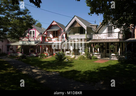 Cottages in ex Wesleyan Grove (1835) storicamente una religiosa comunità d'estate. Ora noto come Martha's Vineyard Campmeeting Assoc. Foto Stock