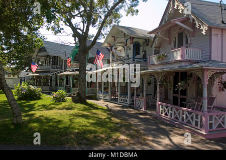 Proprietà privata cottages in ex Wesleyan Grove (1835) storicamente una religiosa comunità d'estate. Ora noto come Martha's Vineyard Campmeetin Foto Stock