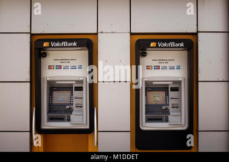 Le macchine ATM del famoso Bagno turco banca di proprietà del governo. Foto Stock