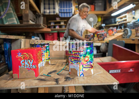 Port Huron Township, Michigan - Lorenzo Almendarez, Suor imposta uno spettacolo di fuochi d'artificio nella sua casa. Foto Stock