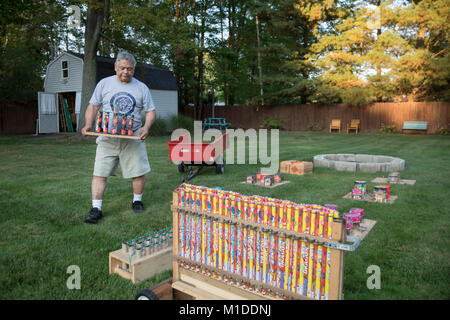 Port Huron Township, Michigan - Lorenzo Almendarez, Suor imposta uno spettacolo di fuochi d'artificio nella sua casa. Foto Stock