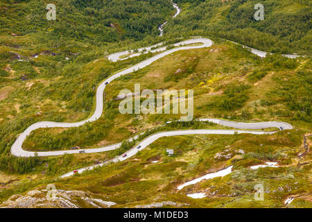 Avvolgimento su strada dal villaggio di Geiranger Dalsnibba montagna in More og Romsdal county, Norvegia. Foto Stock