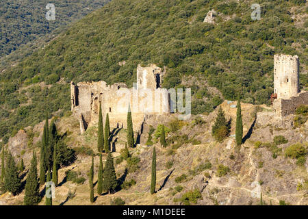 Chateaux de Lastours. I quattro castelli sono su uno sperone roccioso sopra il villaggio e, isolato da profonde vallate dell'Orbeil e fiumi Grésilhou Foto Stock