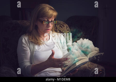 Donna anziana stupito, libro sta leggendo proveniente vivo Foto Stock