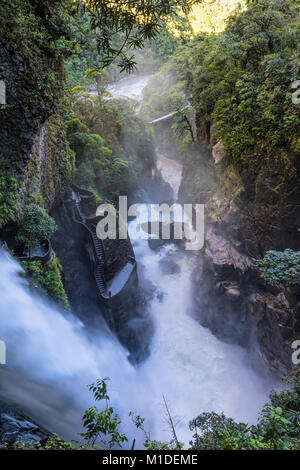 Devil's cauldron cascata (spagnolo: Pailon del Diablo) - Fiume di montagna e rientrano nelle Ande. Banos. Ecuador Foto Stock