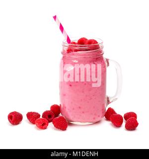 Frullato di lamponi in un muratore vasetto di vetro con paglia e bacche sparse isolato su bianco Foto Stock