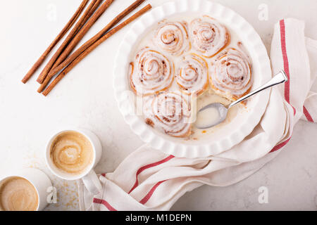 Panini alla cannella in una teglia Foto Stock