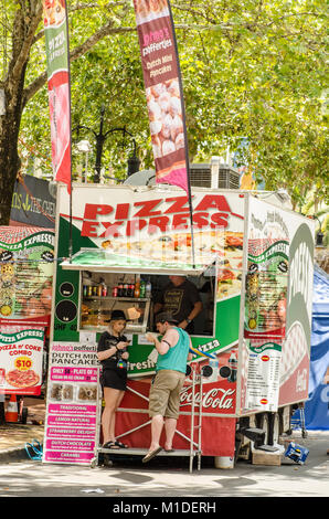 Mobile e pizza fast food kiosk presso i Festival di Musica Country, Tamworth Australia. Foto Stock