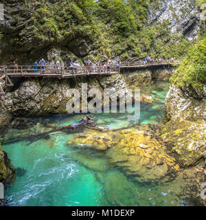 Soteska gola gola con turisti camminando sul marciapiede lungo il fiume Foto Stock