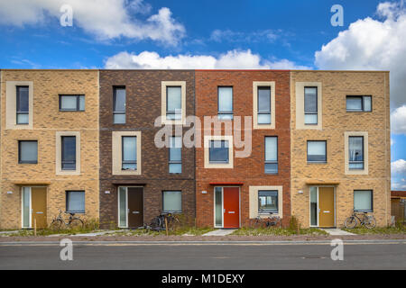 Quattro moderni alloggi sociali in terra di colori contenenti modeste family appartamento case in Ypenburg, l'Aia, Paesi Bassi Foto Stock