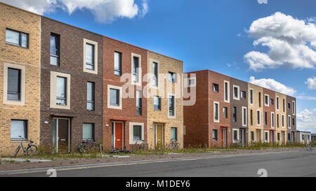 Moderni alloggi sociali sotto il cielo azzurro in terra di colori contenenti modeste family appartamento case in Ypenburg, l'Aia, Paesi Bassi Foto Stock