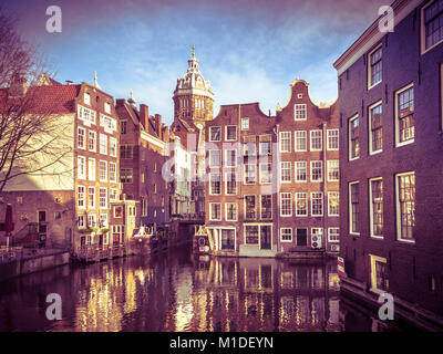 Storico canal case visto dalla armbrug ad Amsterdam nel look rétro Foto Stock