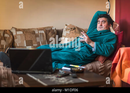 Lazy maturo uomo obesi Foto Stock