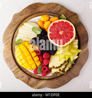 Piatto di frutta con mango, pompelmo e frutti di bosco Foto Stock