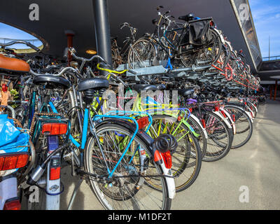 Le Biciclette parcheggiate sulla stazione di Groningen. La città di Groningen è stato eletto ' maggior parte ciclismo accogliente città dei Paesi Bassi" per 3 anni di fila. Foto Stock