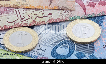 Saudi Riyal 500, 100 & 10 Banconote e Monete nuova mostra re Salman di Arabia Saudita Foto Stock