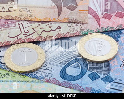 Saudi Riyal 500, 100 & 10 Banconote e Monete nuova mostra re Salman di Arabia Saudita Foto Stock