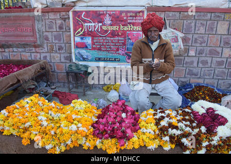 Fiori per la vendita di fronte al tempio, Bundi, Rajasthan, India Foto Stock