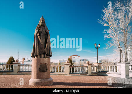 Vitebsk, Bielorussia. Un monumento al Patriarca Alessio II o Alessio II vicino alla Cattedrale dell Assunzione Chiesa In Città Alta sulla collina di Uspensky in inverno giornata di sole. Foto Stock