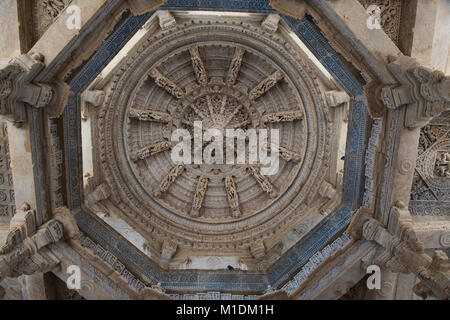 Intricati soffitti intagliati in marmo di abbagliamento Ranakpur Jain Temple, Rajasthan, India Foto Stock