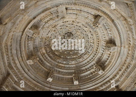 Intricati soffitti intagliati in marmo di abbagliamento Ranakpur Jain Temple, Rajasthan, India Foto Stock