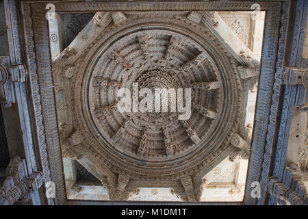 Intricati soffitti intagliati in marmo di abbagliamento Ranakpur Jain Temple, Rajasthan, India Foto Stock