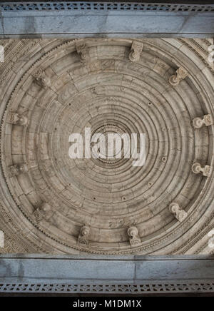 Intricati soffitti intagliati in marmo di abbagliamento Ranakpur Jain Temple, Rajasthan, India Foto Stock